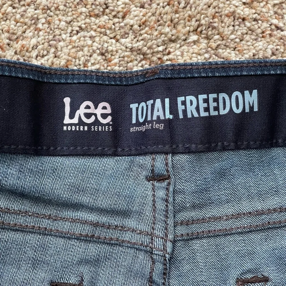 Lee Modern Series Total Freedom Straight Leg Blue Jeans Size 12 - Picture 3 of 11